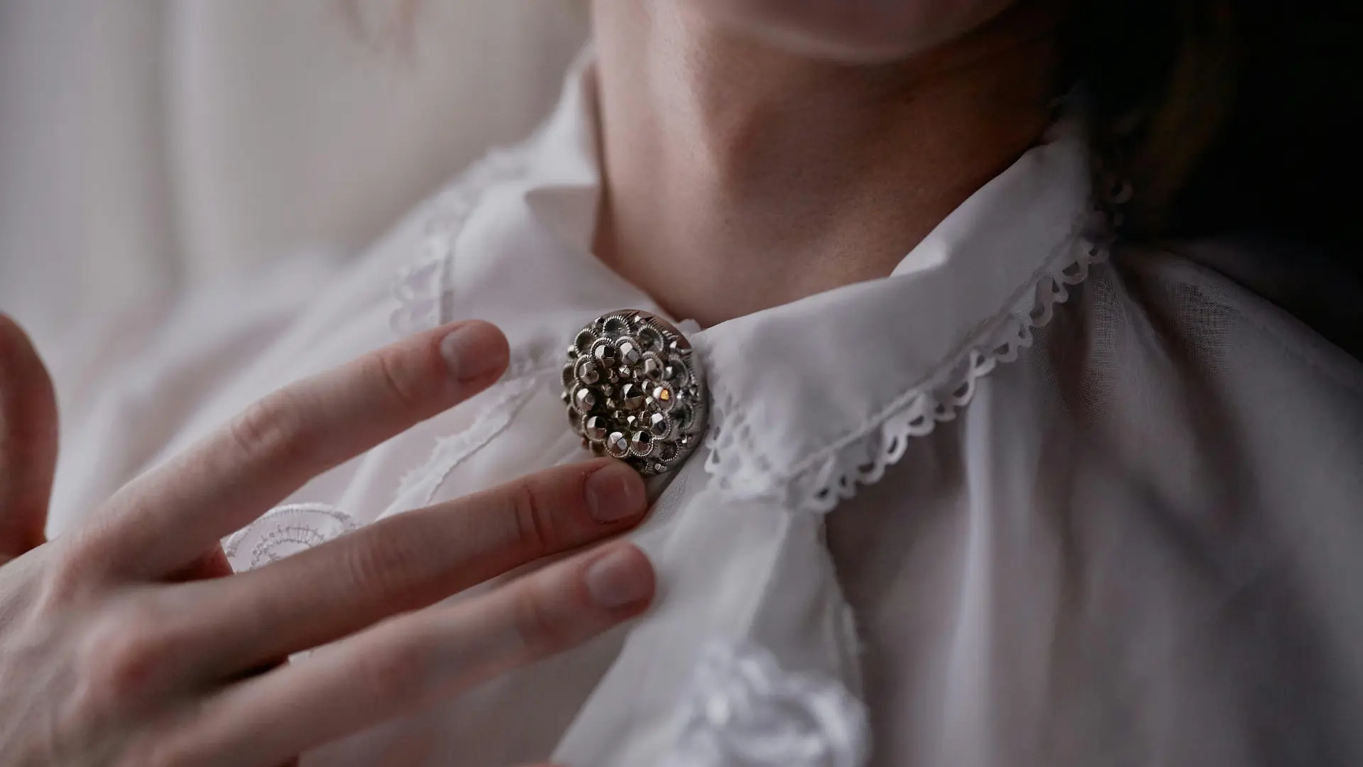 8 maneiras de inserir um broche no seu visual