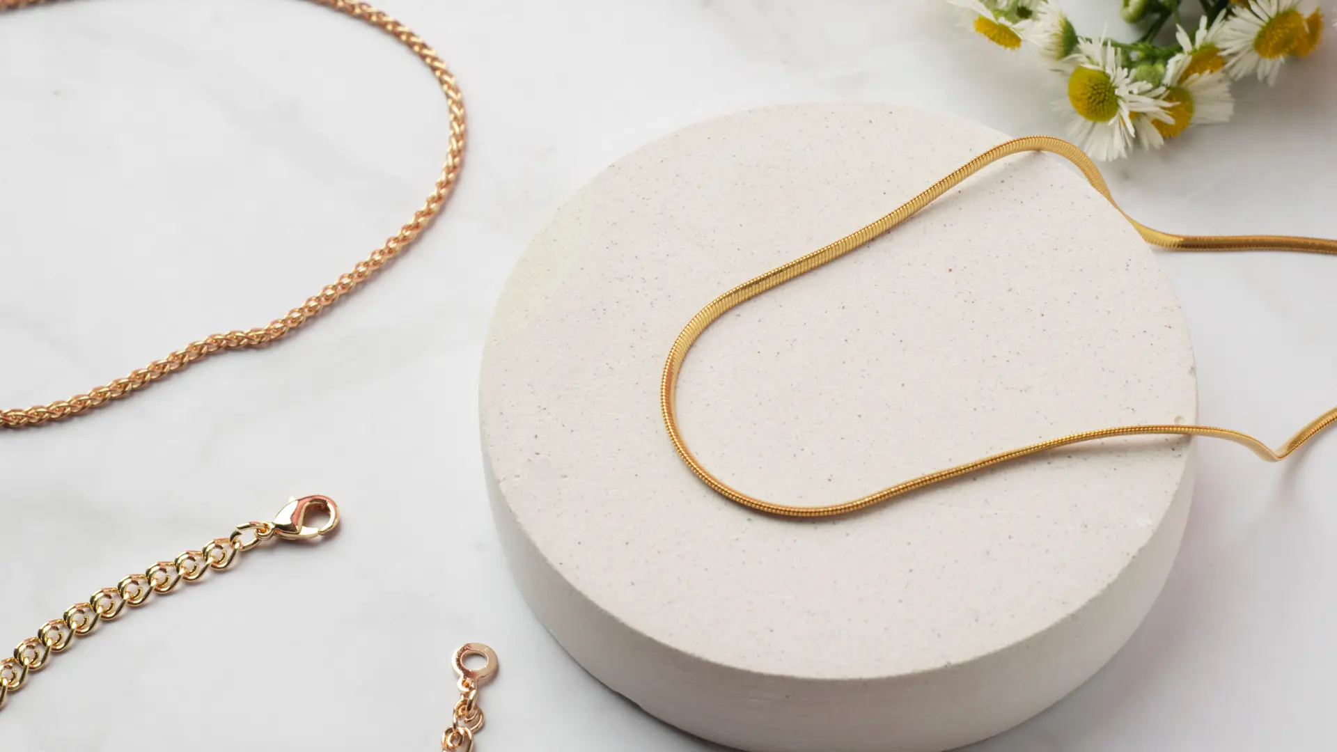 Corrente de ouro: 5 dicas para incluir no seu visual