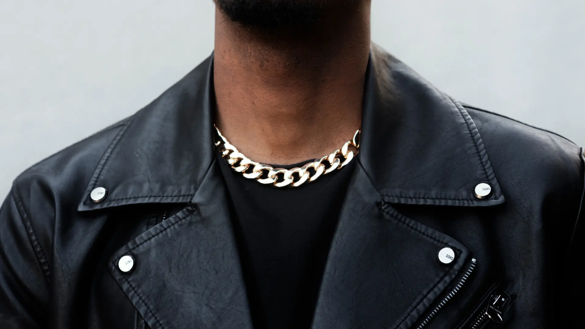 Joias masculinas: o guia completo para transformar seu visual