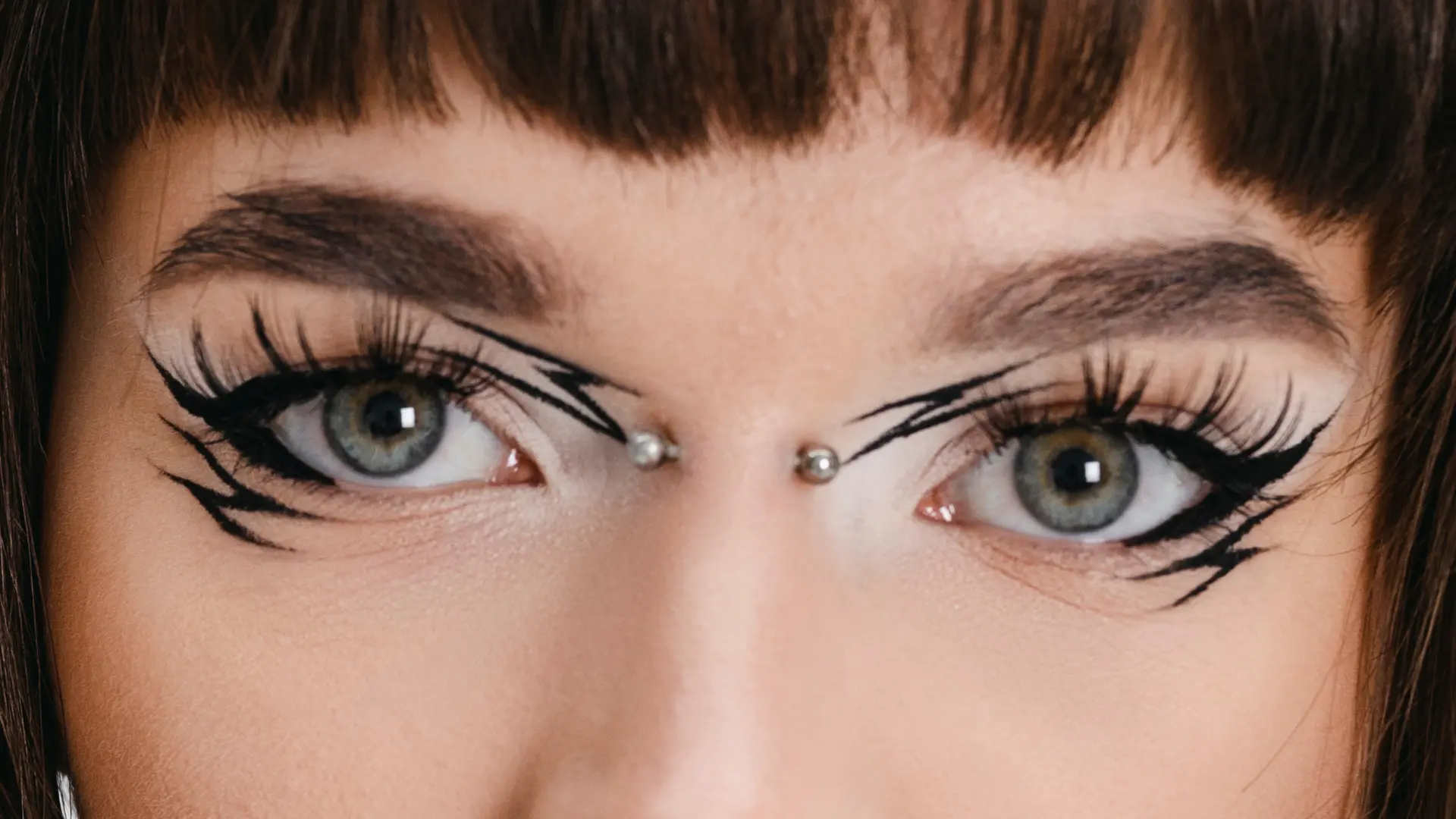 Piercing bridge: a joia perfeita para transformar seu olhar