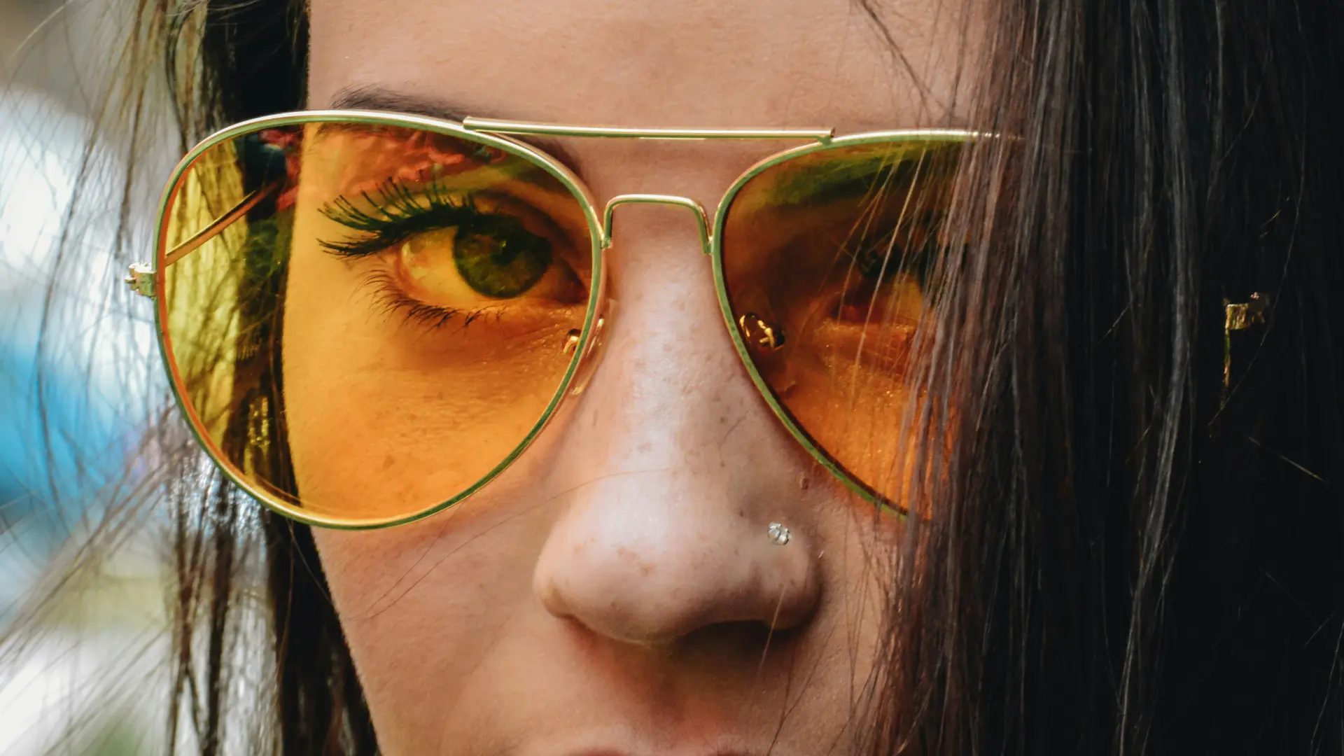 Piercing nostril: uma joia delicada, versátil e cheia de atitude