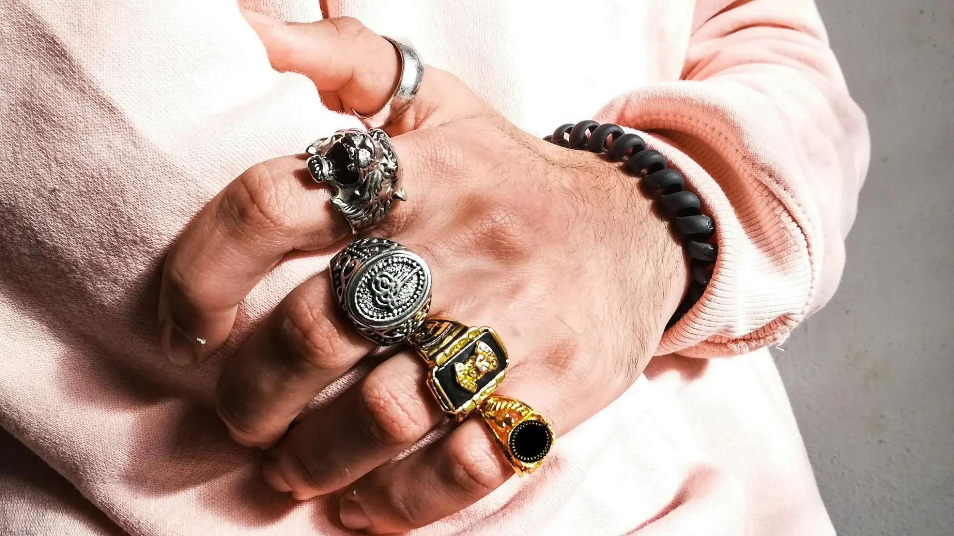 Descubra o significado do anel em cada dedo da mão